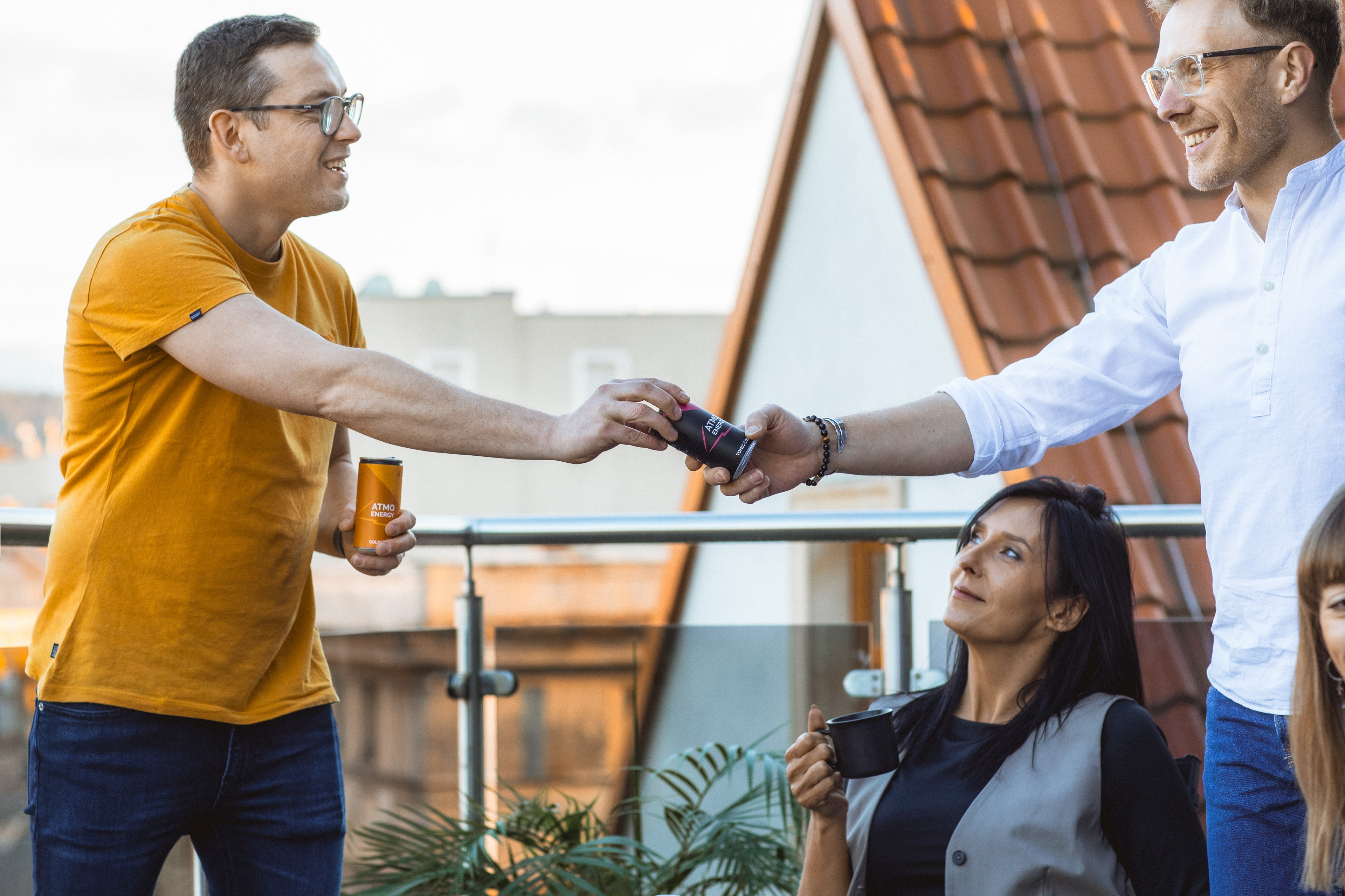 Przyjaciele podający sobie puszkę